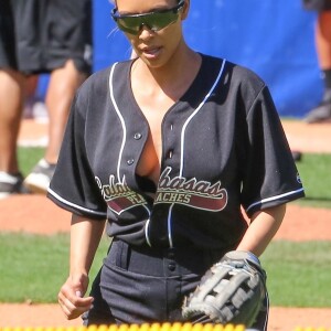 Kim Kardashian - Exclusif - La famille Kardashian se retrouve pour une partie de softball entre amis à Calabasas, le 8 mars 2018
