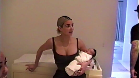 Kim Kardashian et sa fille Chicago West, peu de temps après la naissance du bébé (né le 15 janvier 2018).