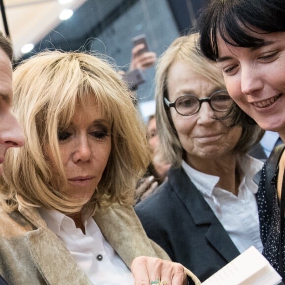 Le président de la République française Emmanuel Macron, sa femme Brigitte Macron et la ministre de la Culture Françoise Nyssen inaugurent la 38ème édition du salon Livre au parc des expositions à Paris, le 15 mars 2018. © Cyril Moreau/Bestimage