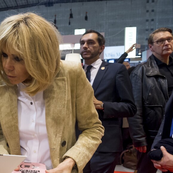 Le président de la République française Emmanuel Macron, sa femme Brigitte Macron et la ministre de la Culture Françoise Nyssen inaugurent la 38ème édition du salon Livre au parc des expositions à Paris, le 15 mars 2018. © Gilles Rolle/Pool/Bestimage