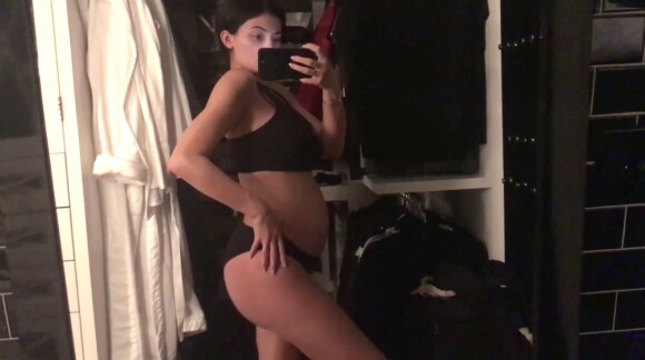 Kylie Jenner (enceinte) dans une vidéo publiée le 4 février 2018 pour annoncer la naissance de sa fille, bébé dont le papa est Travis Scott.