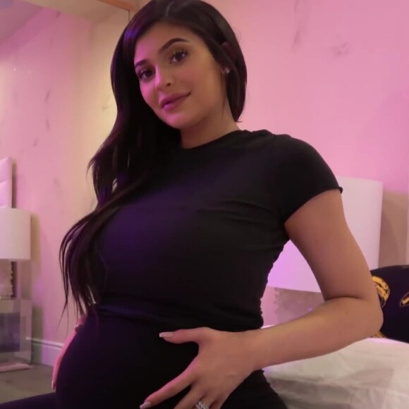 Kylie Jenner (enceinte) dans une vidéo publiée le 4 février 2018 pour annoncer la naissance de sa fille, bébé dont le papa est Travis Scott.