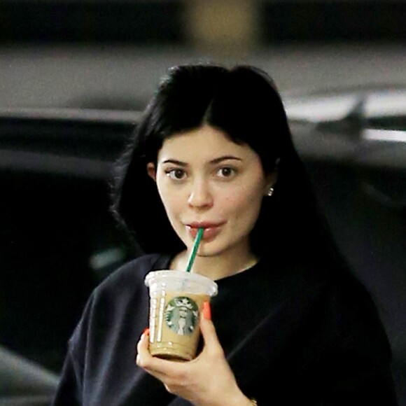 Exclusif - Kylie Jenner à la sortie d'un Starbucks à Beverly Hills, le 30 mars 2017.