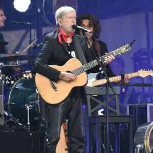 Renaud chante lors du 3ème jour de la Fête de l'Humanité à la Courneuve le 17 septembre 2017. 