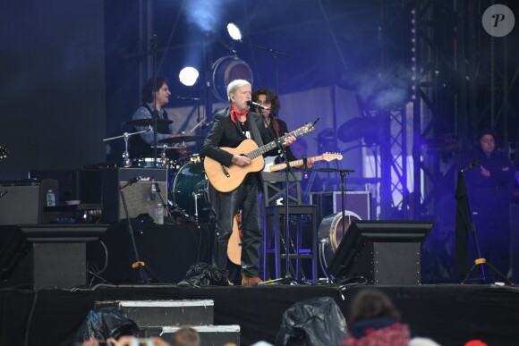 Renaud chante lors du 3ème jour de la Fête de l'Humanité à la Courneuve le 17 septembre 2017. 