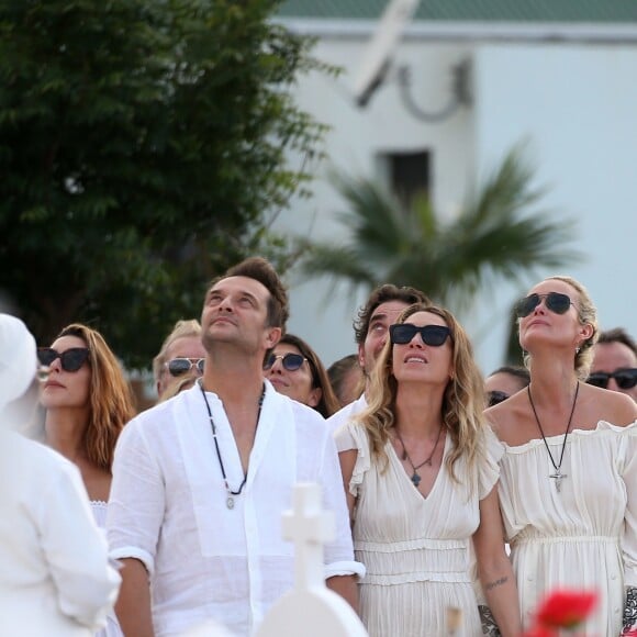 Laeticia Hallyday, Laura Smet et David Hallyday lors des obsèques de Johnny Hallyday au cimetière de Lorient à Saint-Barthélemy, le 11 décembre 2017.