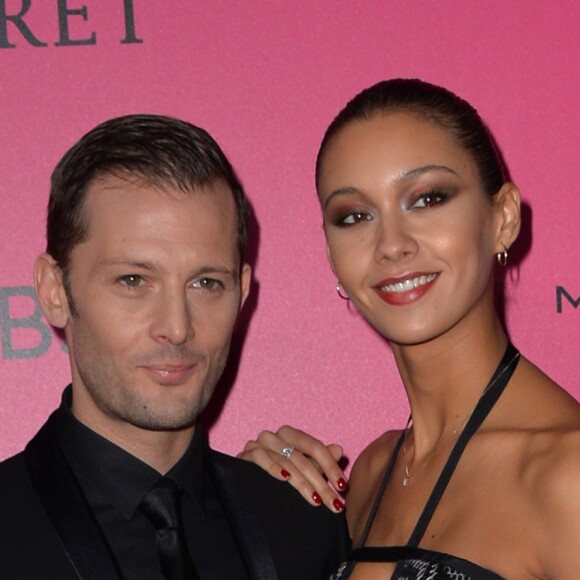 Nicolas Duvauchelle et sa compagne Anouchka Alsif lors du photocall du Victoria's Secret Fashion 2016 au Grand Palais à Paris, France, le 30 novembre 2016. © BOV/Bestimage