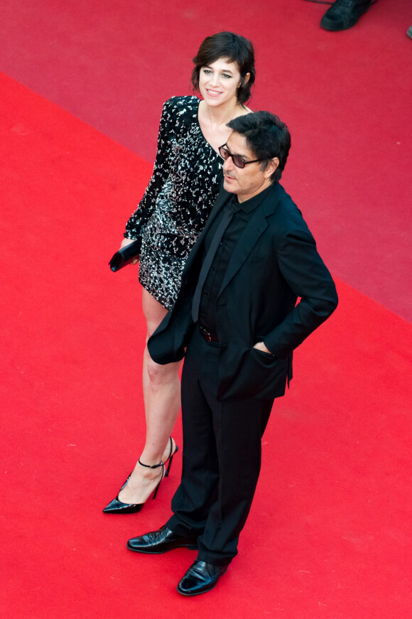 Charlotte Gainsbourg et son compagnon Yvan Attal à la montée des marches du film "How to Talk With Girls at Parties" lors du 70ème Festival International du Film de Cannes, le 21 mai 2017.