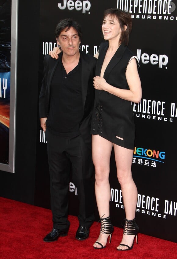 Charlotte Gainsbourg et Yvan Attal à la première de "Independence Day: Resurgence" au théâtre TCL Chinese à Hollywood, Californie, le 20 juin 2016.