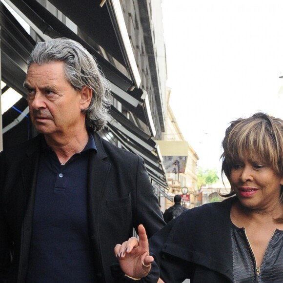 Tina Turner, accompagnée de son mari Erwin Bach, fait du shopping à Milan. Le 28 avril 2015