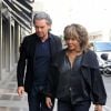 Tina Turner, accompagnée de son mari Erwin Bach, fait du shopping à Milan. Le 28 avril 2015
