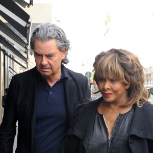 Tina Turner, accompagnée de son mari Erwin Bach, fait du shopping à Milan. Le 28 avril 2015