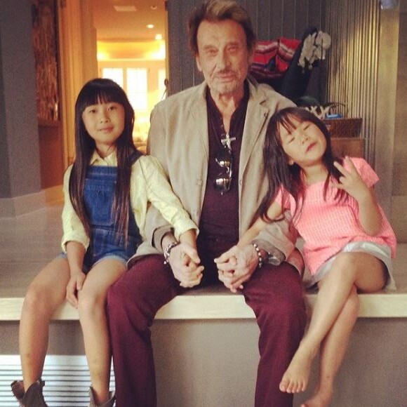 Johnny Hallyday avec ses filles Jade et Joy sur Instagram, le 14 avril 2014.