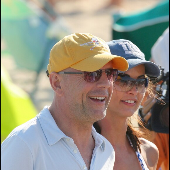 Karen McDougal a brièvement fréquenté Bruce Willis, quelques mois après la fin de sa liaison avec Donald Trump. Ici, l'acteur et l'ex-Playmate sont photographiés lors de vacances à Saint-Tropez en août 2007.