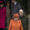 Le prince Philip, duc d'Edimbourg, avec la reine Elizabeth II lors de la messe de Noël le 25 décembre 2017 à Sandringham.