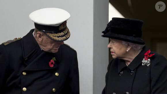 Le prince Philip, duc d'Edimbourg, avec la reine Elizabeth II lors du Remembrance Sunday le 12 novembre 2017 à Londres.