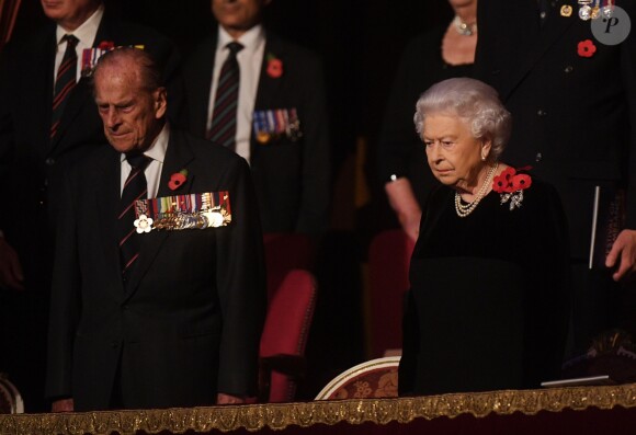 Le prince Philip, duc d'Edimbourg, et la reine Elizabeth II au "Festival of Remembrance 2017" pour la commémoration du 11 novembre au théâtre Albert Hall de Londres le 11 novembre 2017.