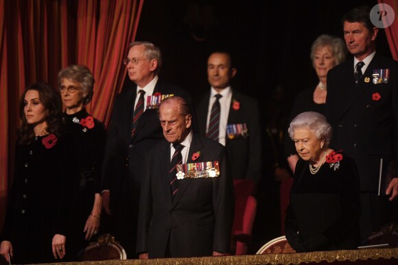 Le prince Philip, duc d'Edimbourg, et la reine Elizabeth II au "Festival of Remembrance 2017" pour la commémoration du 11 novembre au théâtre Albert Hall de Londres le 11 novembre 2017.