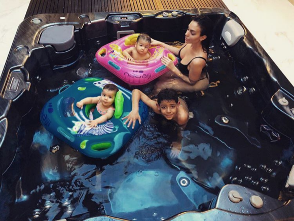 Georgina Rodriguez, compagne de Cristiano Ronaldo, avec leurs enfants Cristiano Jr. et les jumeaux Eva et Mateo dans un jaccuzzi, photo Instagram 23 mars 2018.