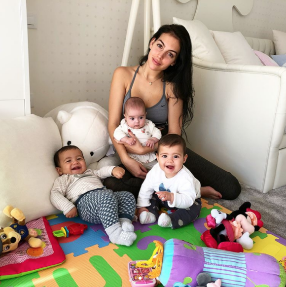 Georgina Rodriguez, compagne de Cristiano Ronaldo, avec leurs enfants les jumeaux Eva et Mateo et la petite dernière Alana Martina, photo Instagram 2 février 2018.