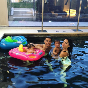 Georgina Rodriguez et Cristiano Ronaldo avec les jumeaux Eva et Mateo fin janvier 2018, photo Instagram.