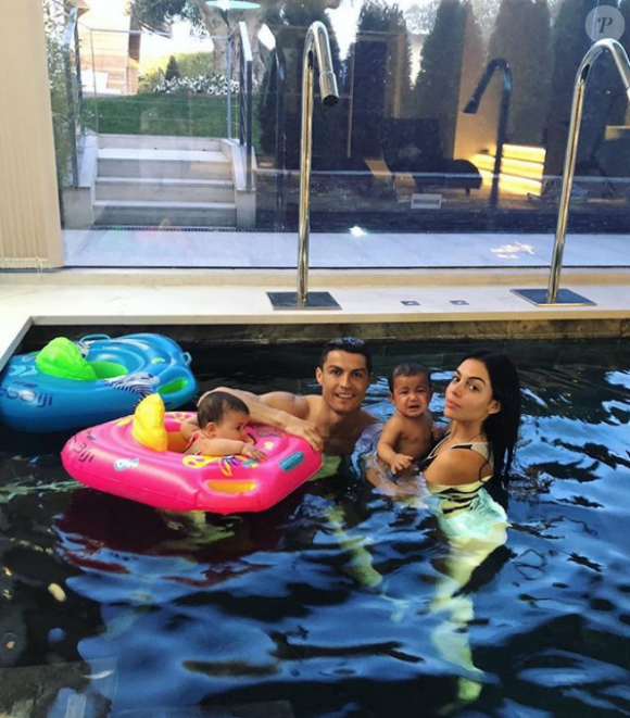 Georgina Rodriguez et Cristiano Ronaldo avec les jumeaux Eva et Mateo fin janvier 2018, photo Instagram.