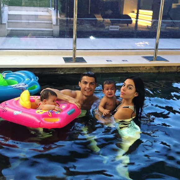Georgina Rodriguez et Cristiano Ronaldo avec les jumeaux Eva et Mateo fin janvier 2018, photo Instagram.