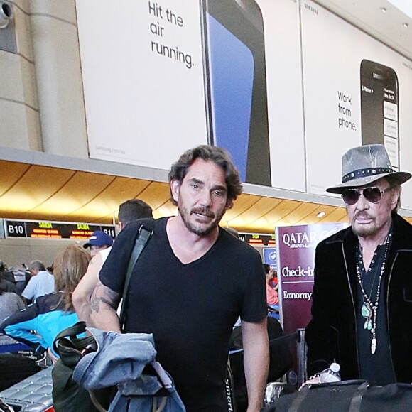 Johnny Hallyday quitte définitivement Los Angeles pour Paris ce jours là - Semi-exclusif - Johnny Hallyday à quitté Los Angeles pour Paris avec sa femme Laeticia, ses filles Jade et Joy, son manager Sébastien Farran, Elyette la grand-mère de sa femme et sa chienne Cheyenne le 29 mai 2017. Le chanteur assurera la tournée des Vieilles Canailles au côté de J. Dutronc et E. Mitchell à partir du 10 juin. Le trio a prévu 17 concerts.