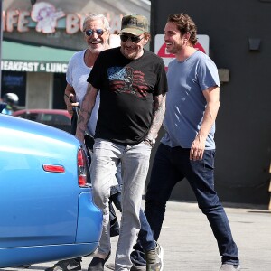 Exclusif - Prix spécial - Johnny Hallyday a déjeuné au restaurant 26 Beach à Venice avec son ami Jean-Claude Darmon et son manager Sébastien Farran le 22 avril 2017.