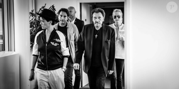 Exclusif - Johnny Hallyday sa femme Laeticia et Sébastien Farran dans les locaux de TF1 pour l'enregistrement du JT le 4 juin 2017. © Andred / Bestimage