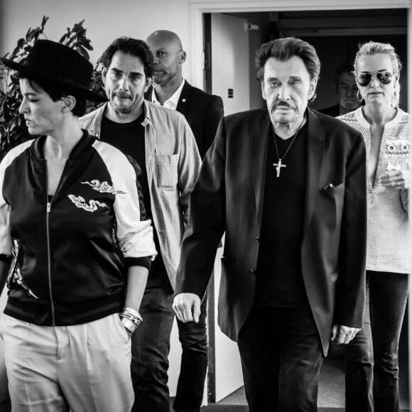 Exclusif - Johnny Hallyday sa femme Laeticia et Sébastien Farran dans les locaux de TF1 pour l'enregistrement du JT le 4 juin 2017. © Andred / Bestimage