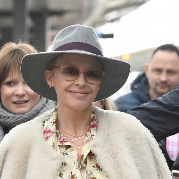 Kylie Minogue arrive à la gare de Piccadilly à Manchester le 23 mars 2018.