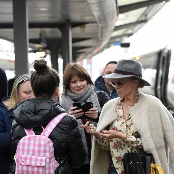 Kylie Minogue arrive à la gare de Piccadilly à Manchester le 23 mars 2018.