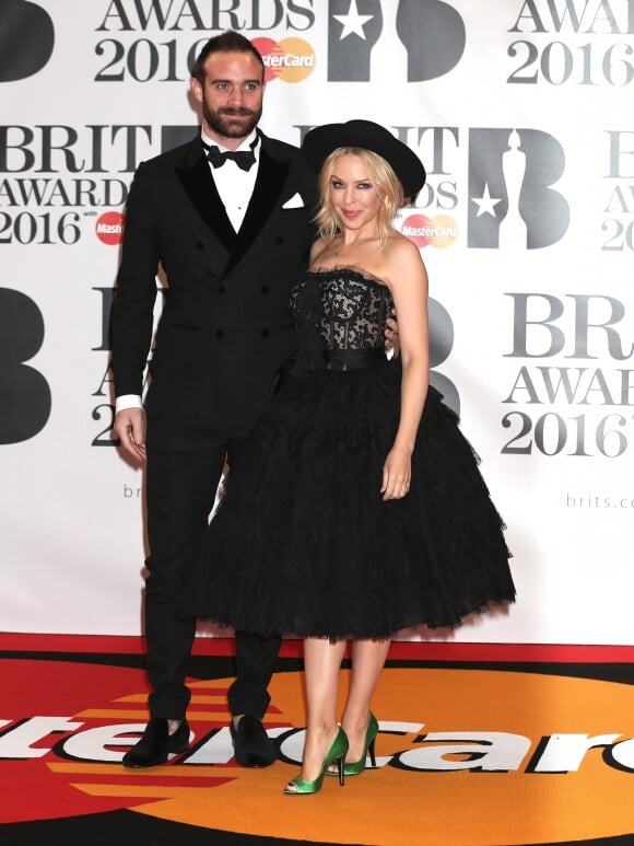 Kylie Minogue et son fiancé Joshua Sasse à la Cérémonie des BRIT Awards 2016 à l'O2 Arena à Londres, le 24 février 2016.