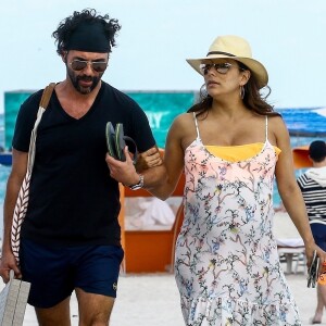 Exclusif - Eva Longoria, très enceinte, avec son mari José Baston sur une plage à Miami, le 26 mars 2018