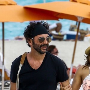 Exclusif - Eva Longoria, très enceinte, avec son mari José Baston sur une plage à Miami, le 26 mars 2018