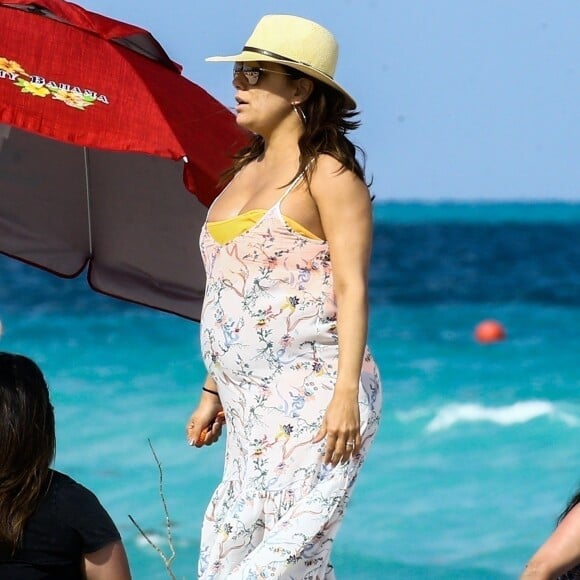 Exclusif - Eva Longoria, très enceinte, avec son mari José Baston sur une plage à Miami, le 26 mars 2018