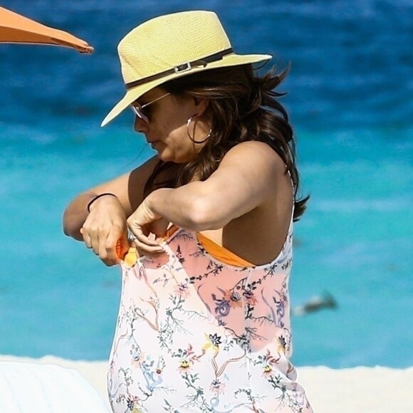 Exclusif - Eva Longoria, très enceinte, avec son mari José Baston sur une plage à Miami, le 26 mars 2018