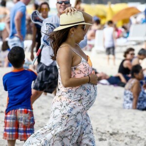 Exclusif - Eva Longoria, très enceinte, avec son mari José Baston sur une plage à Miami, le 26 mars 2018