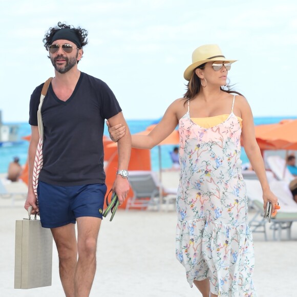 Exclusif - Eva Longoria, très enceinte, avec son mari José Baston sur une plage à Miami, le 26 mars 2018