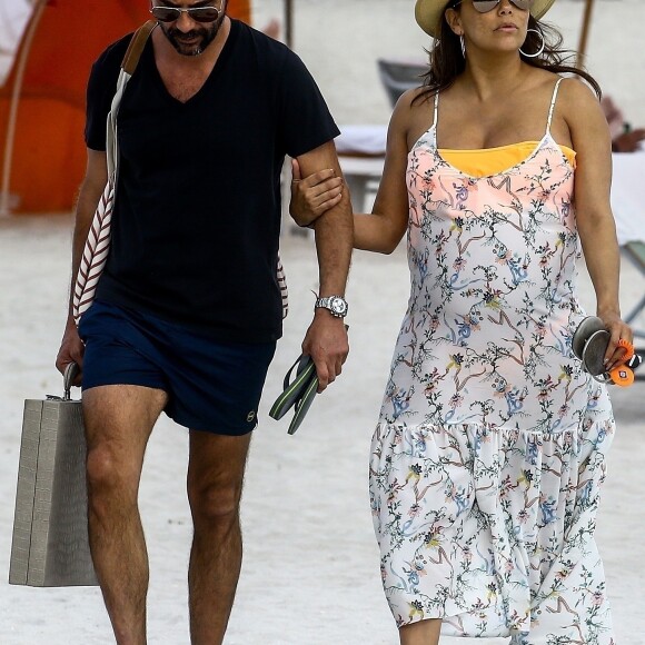 Exclusif - Eva Longoria, très enceinte, avec son mari José Baston sur une plage à Miami, le 26 mars 2018