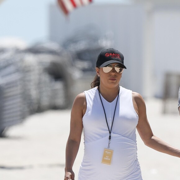 Eva Longoria sur le tournage de Grand Hotel, à Miami Beach, le 26 mars 2018