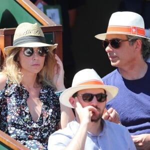 Laura Smet et son compagnon Raphaël - Personnalités dans les tribunes lors des internationaux de France de Roland Garros à Paris. Le 10 juin 2017. © Jacovides - Moreau / Bestimage