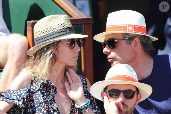 Laura Smet et son compagnon Raphaël - Personnalités dans les tribunes lors des internationaux de France de Roland Garros à Paris. Le 10 juin 2017. © Jacovides - Moreau / Bestimage