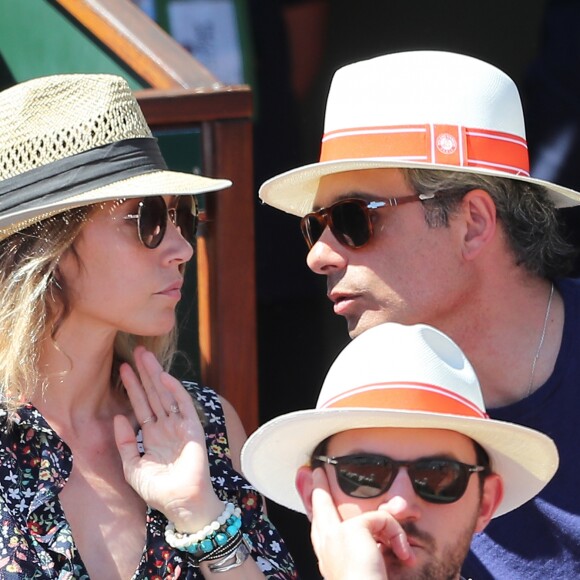 Laura Smet et son compagnon Raphaël - Personnalités dans les tribunes lors des internationaux de France de Roland Garros à Paris. Le 10 juin 2017. © Jacovides - Moreau / Bestimage