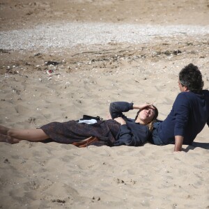 Laura Smet et son compagnon Raphaël se promènent et se détendent sur la plage pendant le Festival du film romantique de Cabourg, le 14 juin 2014.14/06/2014 - Cabourg
