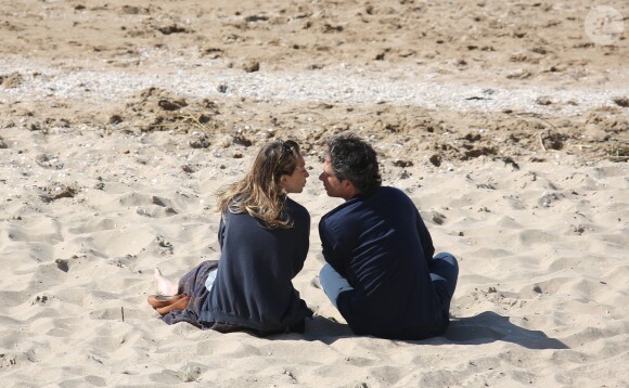 Laura Smet et son compagnon Raphaël se promènent et se détendent sur la plage pendant le Festival du film romantique de Cabourg, le 14 juin 2014.14/06/2014 - Cabourg