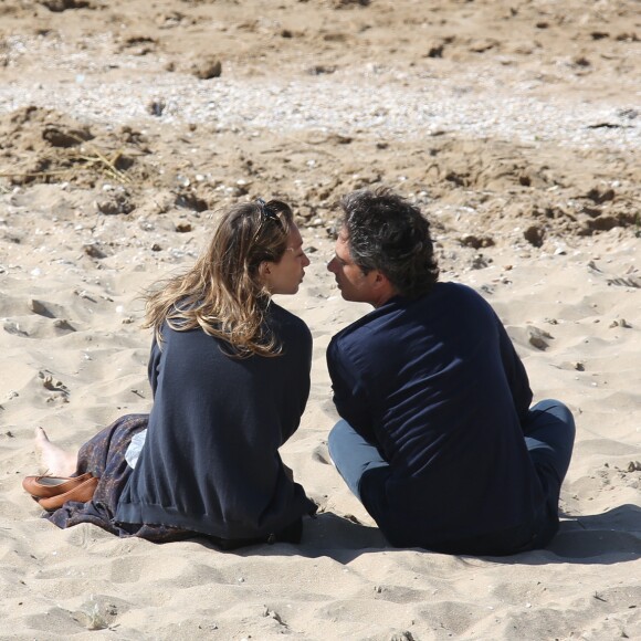 Laura Smet et son compagnon Raphaël se promènent et se détendent sur la plage pendant le Festival du film romantique de Cabourg, le 14 juin 2014.14/06/2014 - Cabourg