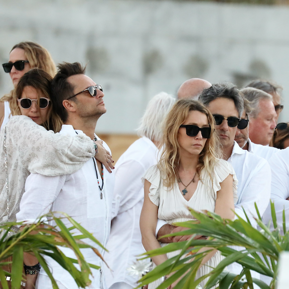 Exclusif - David Hallyday et sa femme Alexandra Pastor, Laura Smet et son compagnon Raphaël - Obsèques de Johnny Hallyday au cimetière de Lorient sur l'Ile Saint-Barthélemy, le 11 décembre 2017. © Dominique Jacovides/Bestimage 