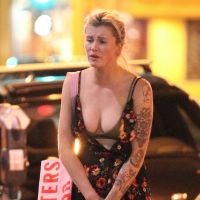 Ireland Baldwin : La fille d'Alec Baldwin, débraillée à la sortie d'un bar